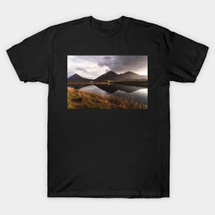 Mirror lake with house and mountains in the background - Isle of Skye Scotland T-Shirt